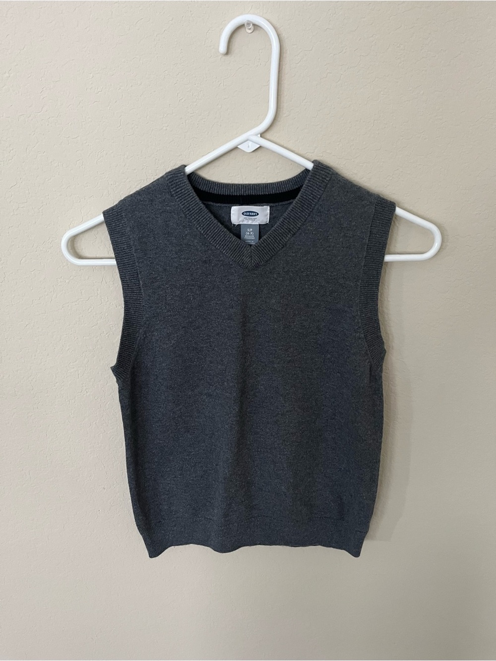Old Navy Boys Charcoal Gray V-Neck Sweater Vest Size S 6/7 School Uniform